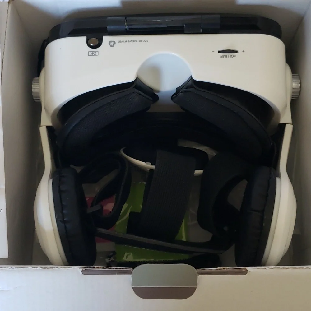Sharper Image Bluetooth VR Headset with earphones